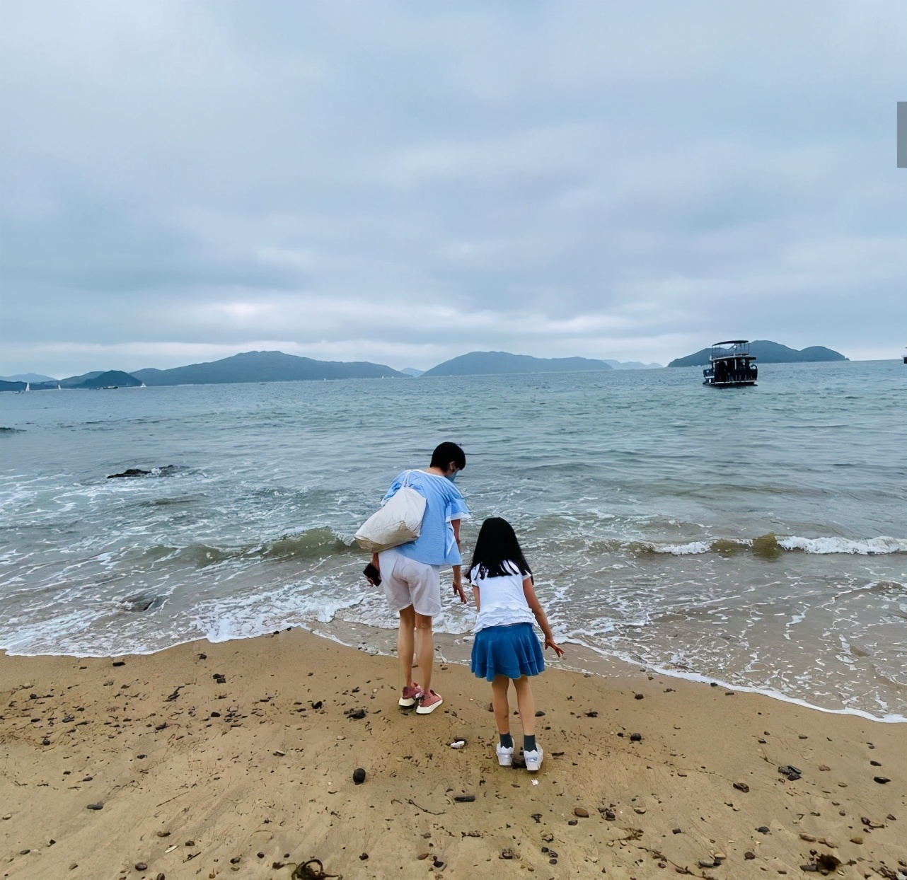 梁咏琪女儿幼儿园毕业，和同学郊游身高优越，弹唱妈妈的歌超治愈