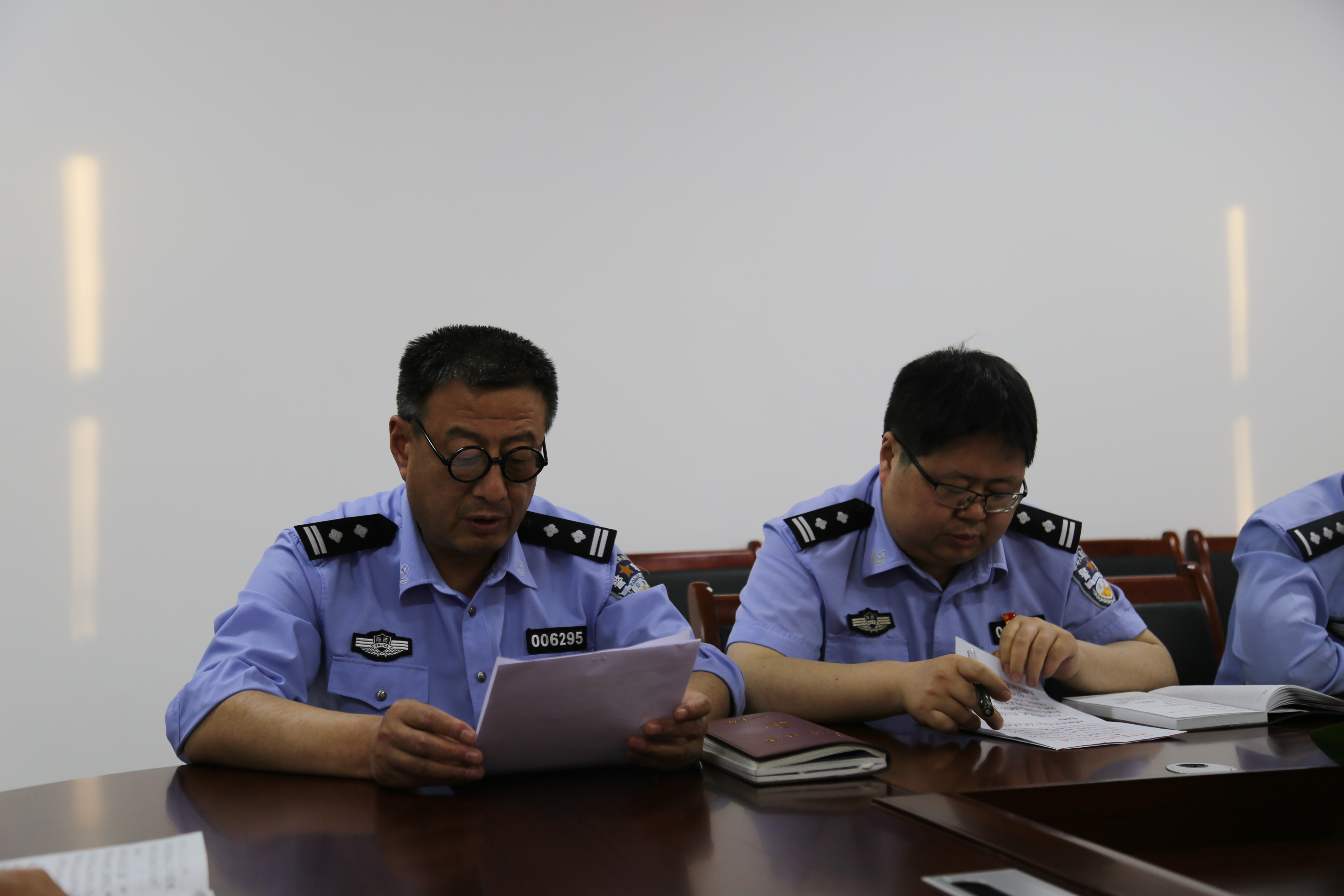 合阳县看守所党支部召开队伍教育整顿专题组织生活会