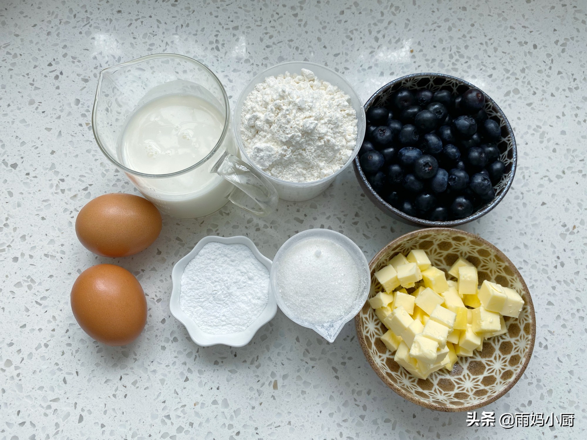 10分钟搞定，爆浆蓝莓麦芬蛋糕，外酥里软又美味，秒杀蛋糕店