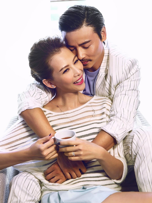 47岁蔡少芬越来越有女人味，与老公穿情侣装太撩了！谁能不羡慕