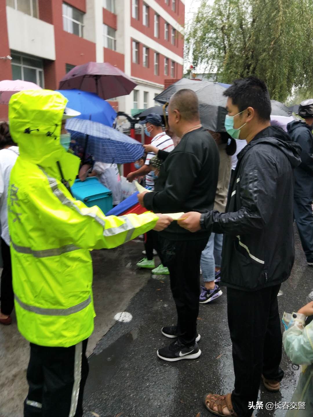 雨中新学期，长春交警暖心护航！