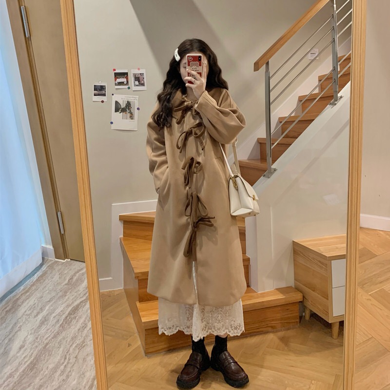 金晨桃粉连衣裙不见素日扁平感，气质冷艳，这