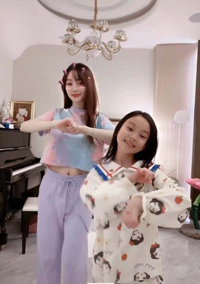 【李小璐带甜馨春游】女儿卫衣不到200块网友吐槽为什么不上学