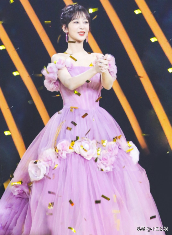 源杨|唐嫣倪妮王源杨幂杨紫同框氛围感太棒了！王源像名利场中的贵公子