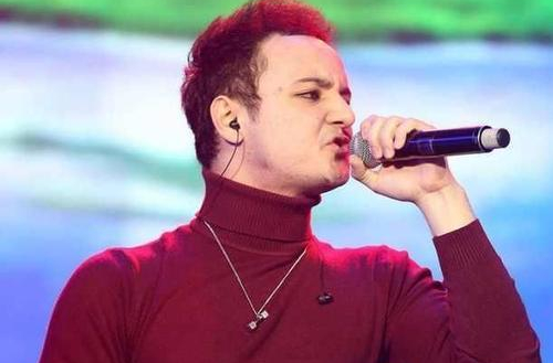 童星阿尔法瘦到脱相，带上假发跟央视主持人合