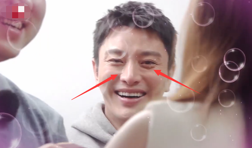 目睹别人求婚，贾乃亮悲喜交加掩面而泣，你值得拥有更好的幸福