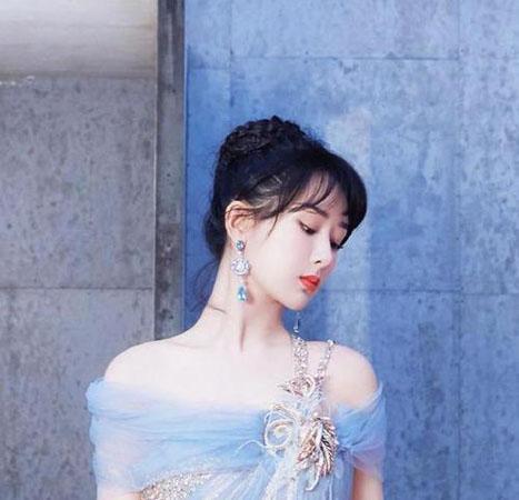 星光红毯女星“暗战”开演，杨幂赵丽颖均被粉