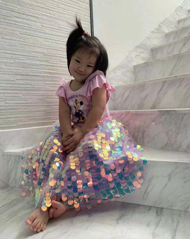 李亚男赞女儿拍照似专业模特，2岁天韵眯眼甜笑越长越漂亮