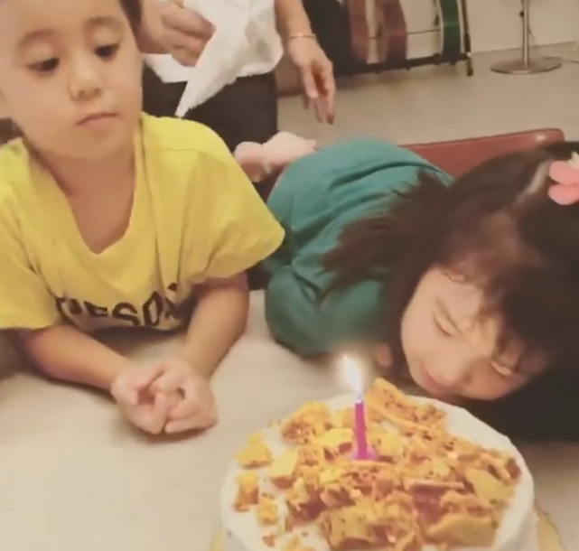 贾静雯仨女儿久违同框，4岁波妞涂绿色眼影搞怪大笑，黑虫牙抢镜