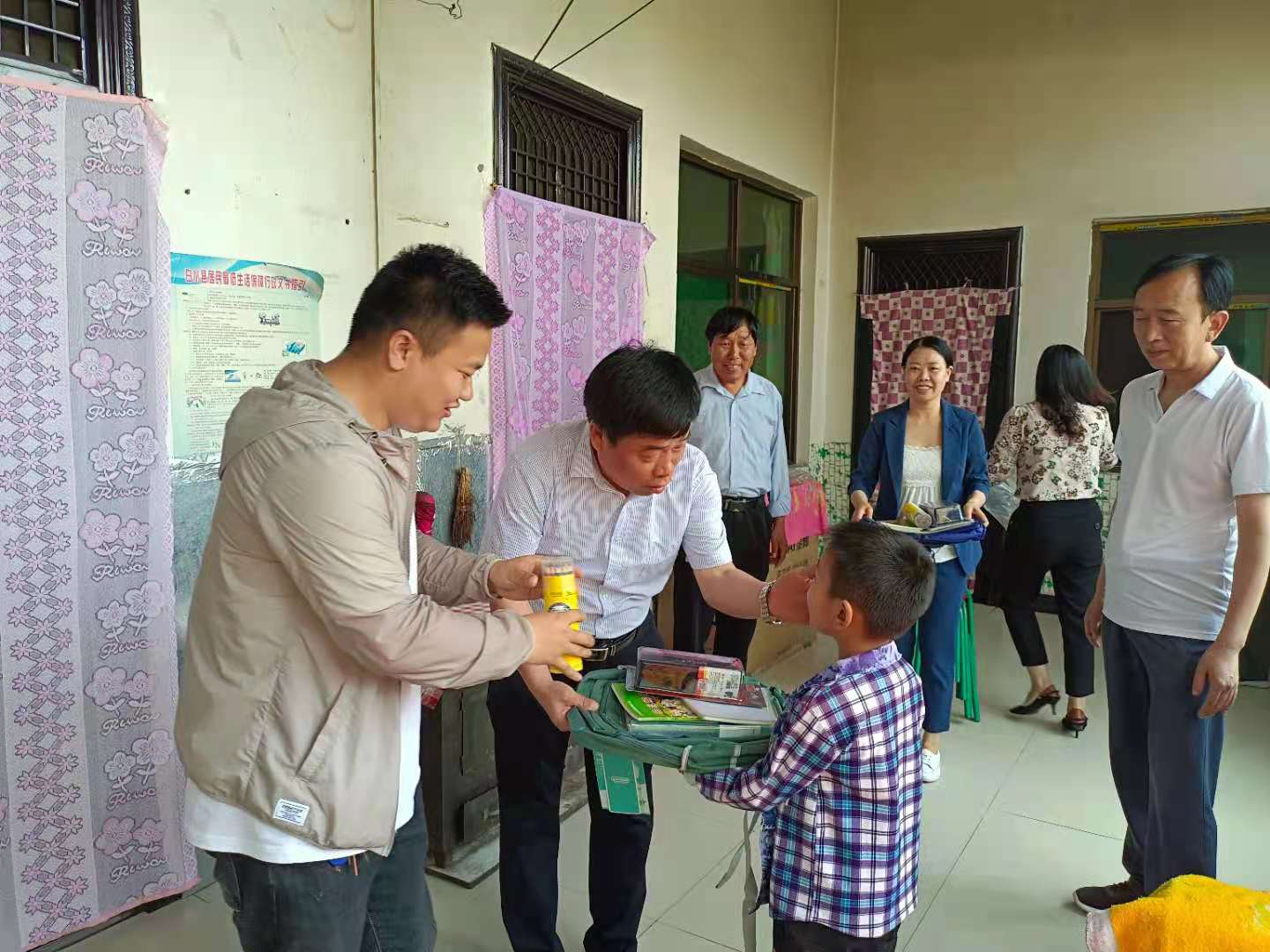 白水县药品采购与结算管理中心开展“六一”儿童节送慰问活动