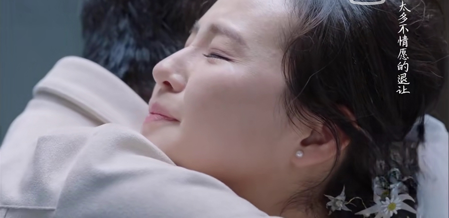 她是阳顶天之妻，也是成昆的师妹，自尽一瞬间