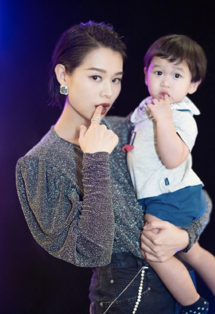 胡杏兒老公曬與兒子碼頭玩耍照，奕霆徒手“摘”夕陽，創意又溫情