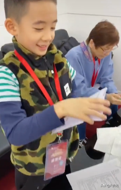 應采兒被兒子小小春嫌棄簽名照網友卻大贊兒子翻白眼像足媽媽