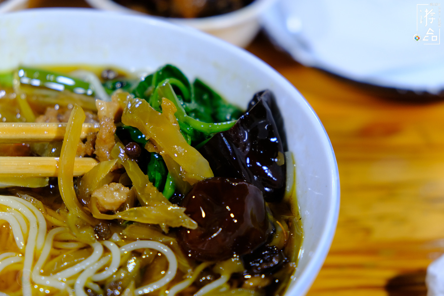 越洋肖氏老米线：杨家坪人从小吃到大，酸菜肉丝加辣子鸡只要17元