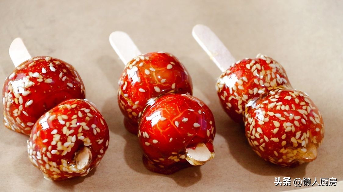 做糖葫蘆時，注意2點，做出來的糖葫蘆不黏牙，不粘手，不反沙