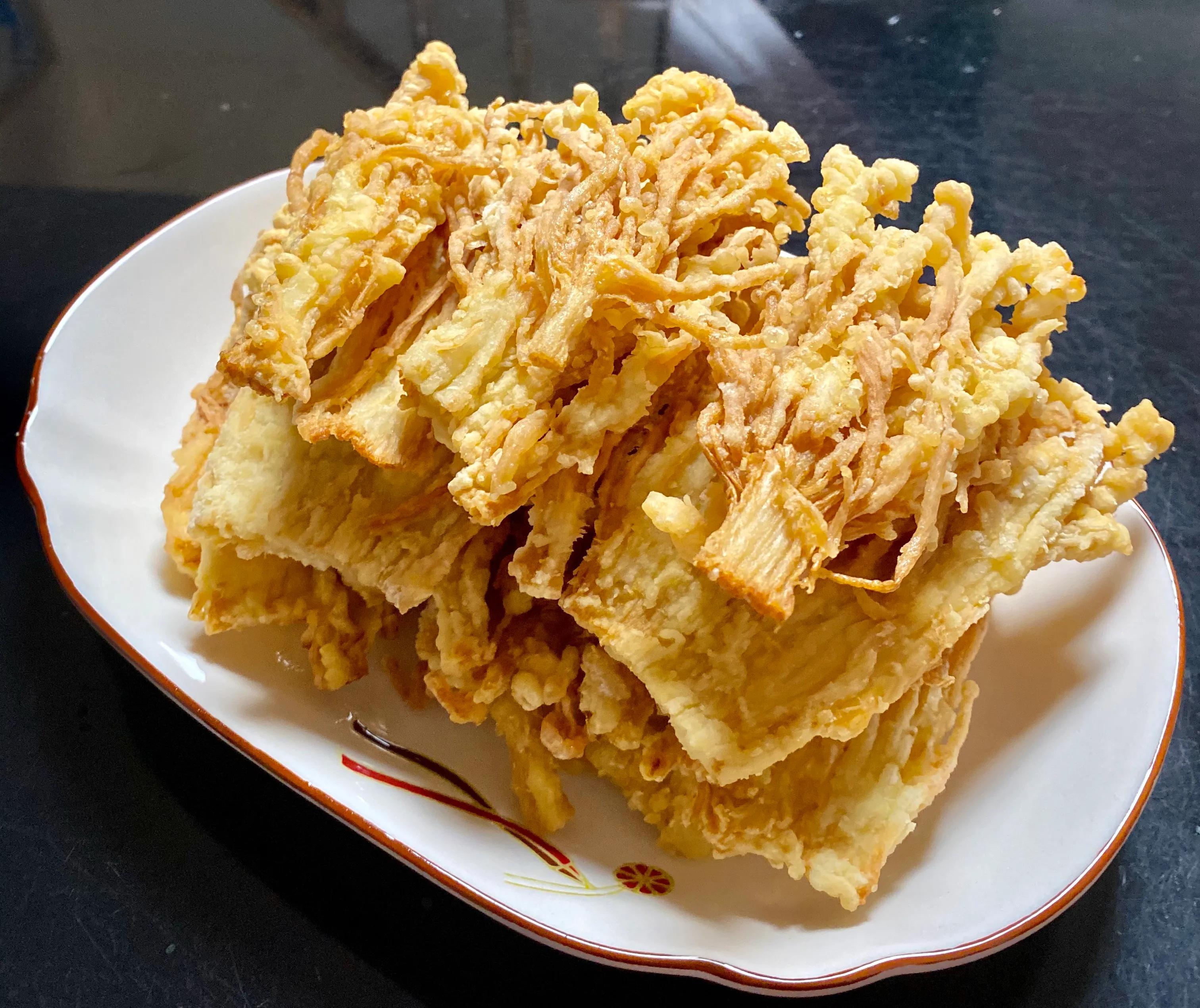 金針菇這樣炸著吃，酥的掉渣，成本不足5塊錢，老公說好像發財樹
