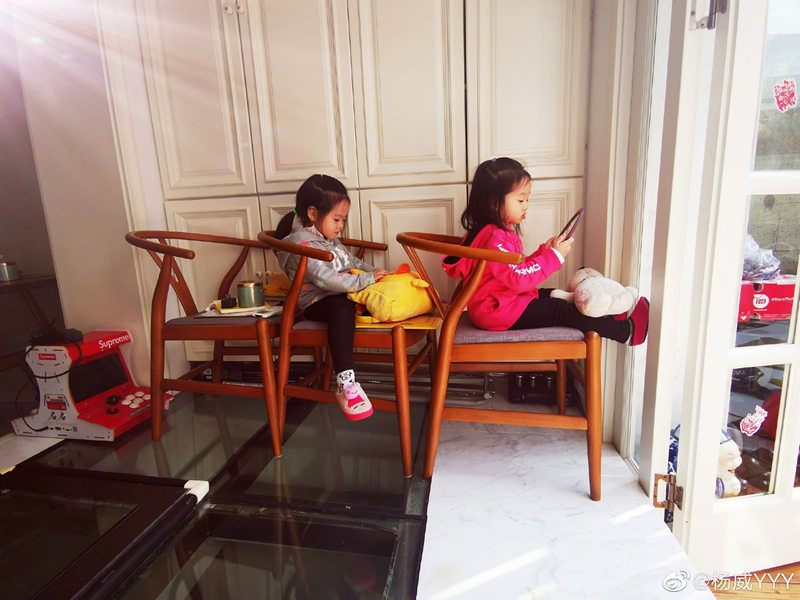 杨威带双胞胎女儿做手工，父女仨面对面像照镜子，豪宅奢华有品位