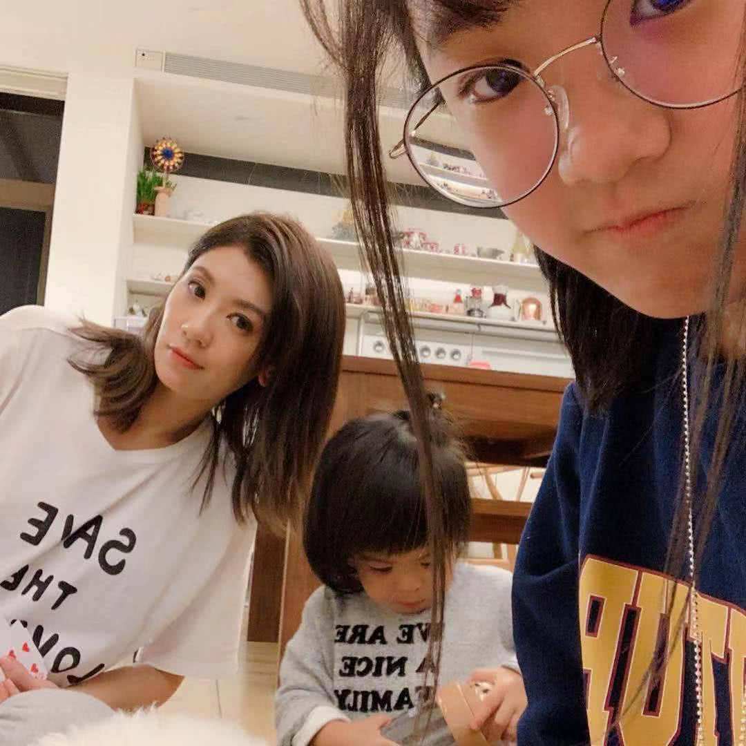 咘咘受伤却忍痛安慰波妞，二胎相处融洽，贾文静的教育功不可没