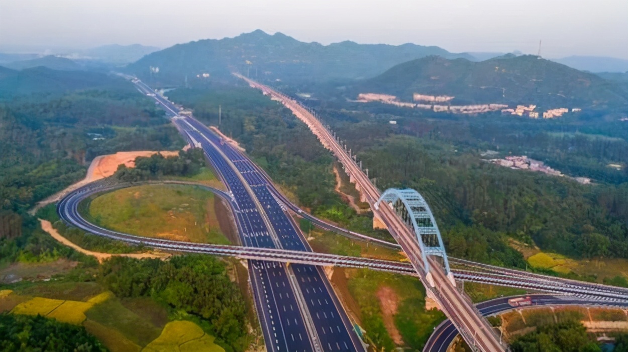 广东一条高速公路改扩建工程非常成功，被立为典范，在全省推广