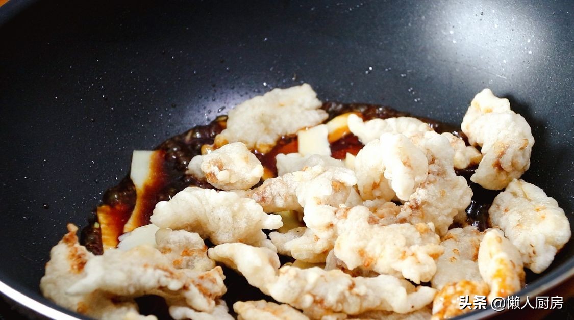 五花肉裹上澱粉糊，加一碗料汁炒，太下飯了，外皮想要更脆有竅門