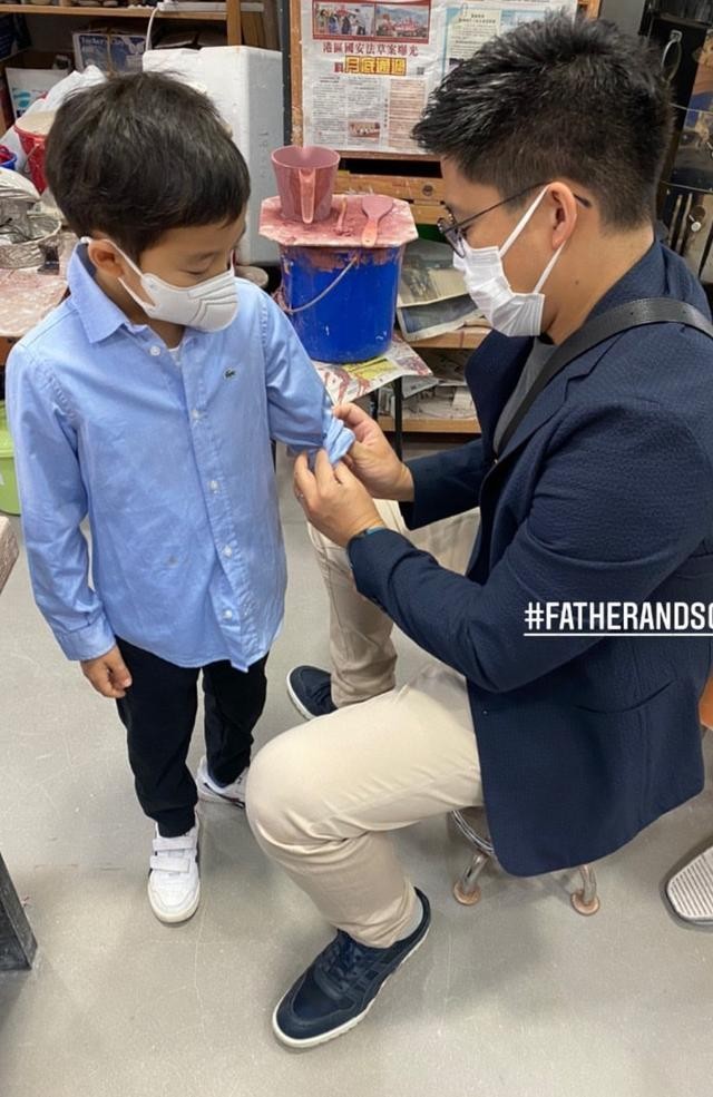 霍啟剛週末攜妻兒看畫展，兒子專注女兒秀氣，郭晶晶穿搭氣質佳