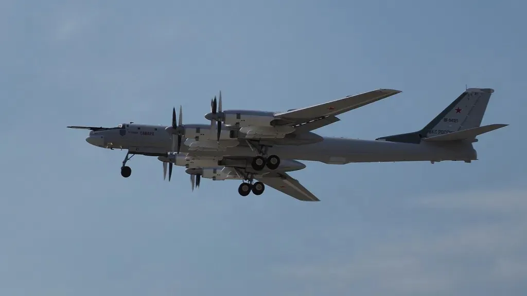 中国轰6不孤单！俄罗斯最新版图95首飞，添置新神器再战30年