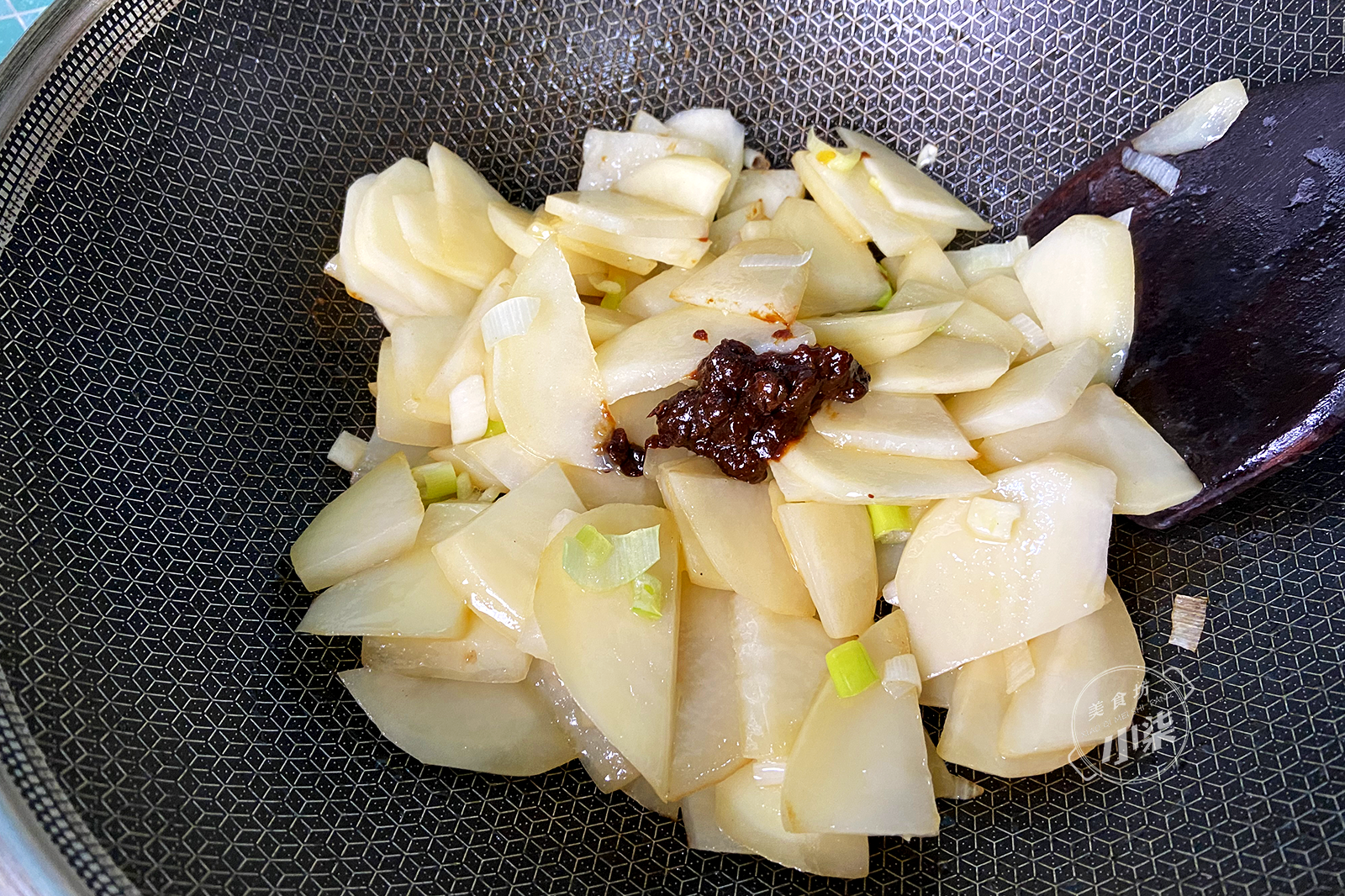 图片[6]-土豆这样做太香了 加2根火腿 下饭解馋 出锅连汤汁都不剩-起舞食谱网