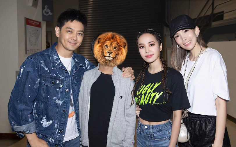 Kimi：連續2年和蔡依林合影，去年到她的肩膀處今年倆人就一樣高