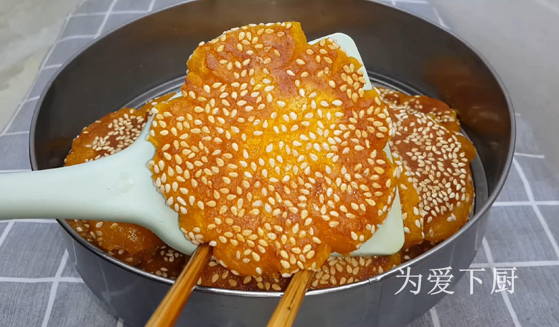 烙南瓜餅時，記住不要直接烙餅，大廚教你兩招，個個軟糯又香甜