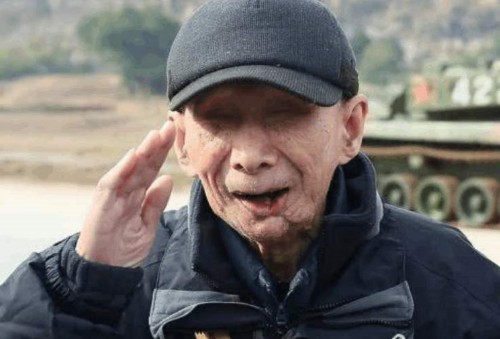 94岁抗战老英雄，因战争双目失明，生前提出一愿望，军方：安排