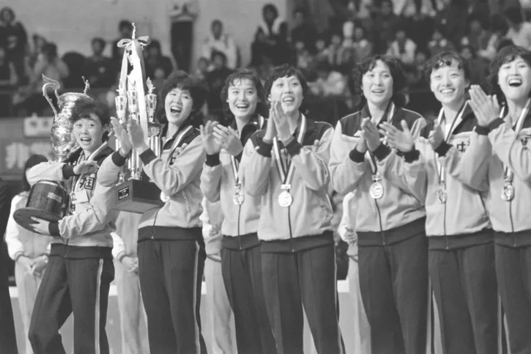 公报私仇？郎平抱憾落幕，遭91岁排球泰斗狠批，两人积怨已久