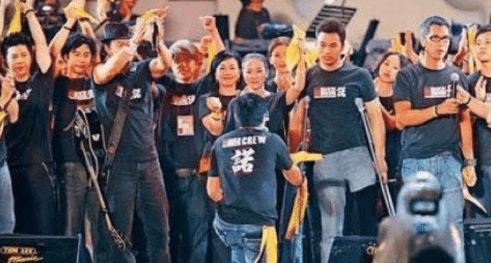 公众人物在荧屏上的下跪行为，你们是否看得出