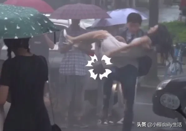 邢昭林梁洁拍公主抱戏时差点栽倒，谁注意他腿