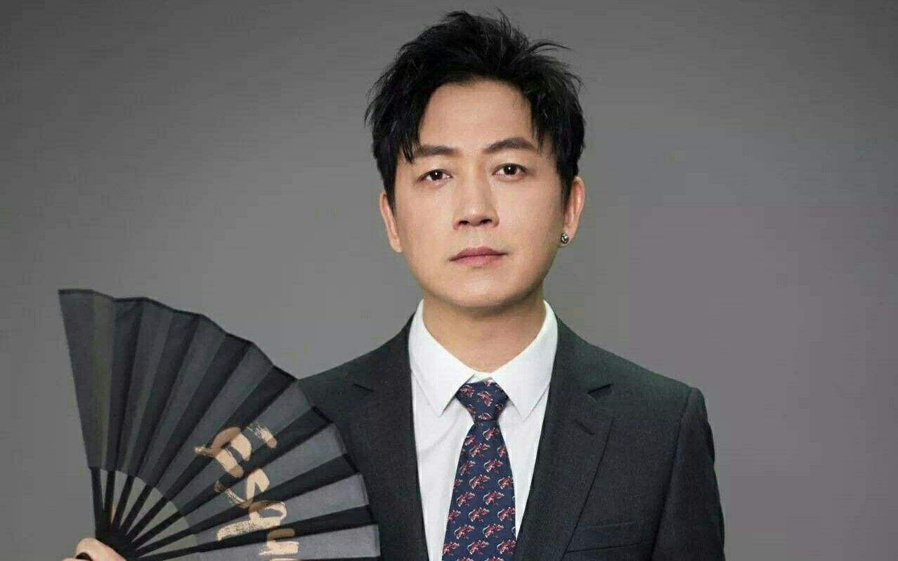 潘粤明与绯闻女友低调一起出现，两人举止甜蜜，网友：快官宣吧