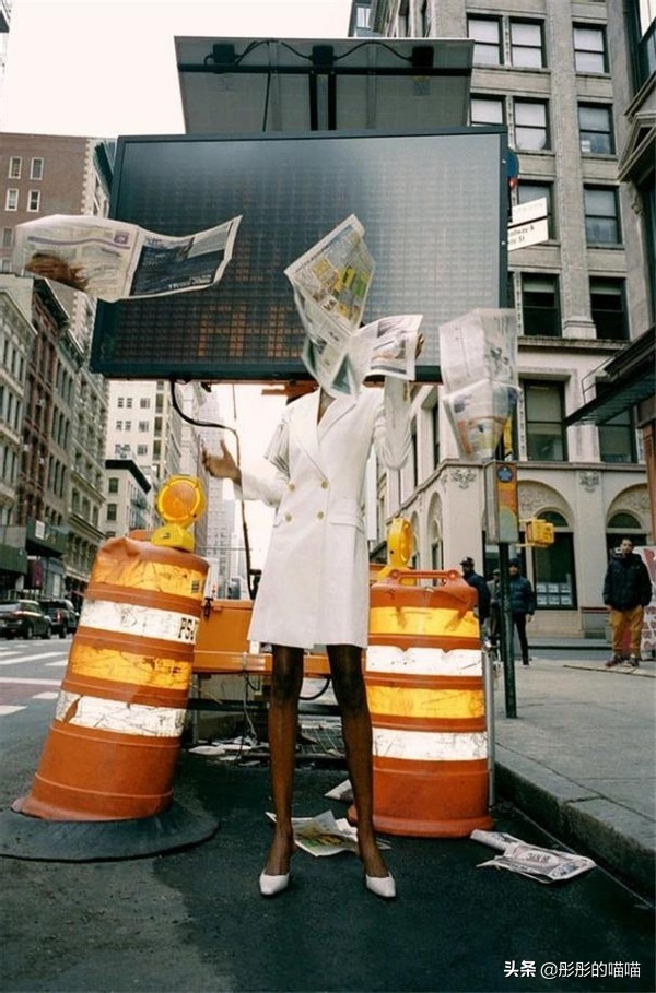 赵雅芝越老越敢穿，全身上下只穿一件西装，看