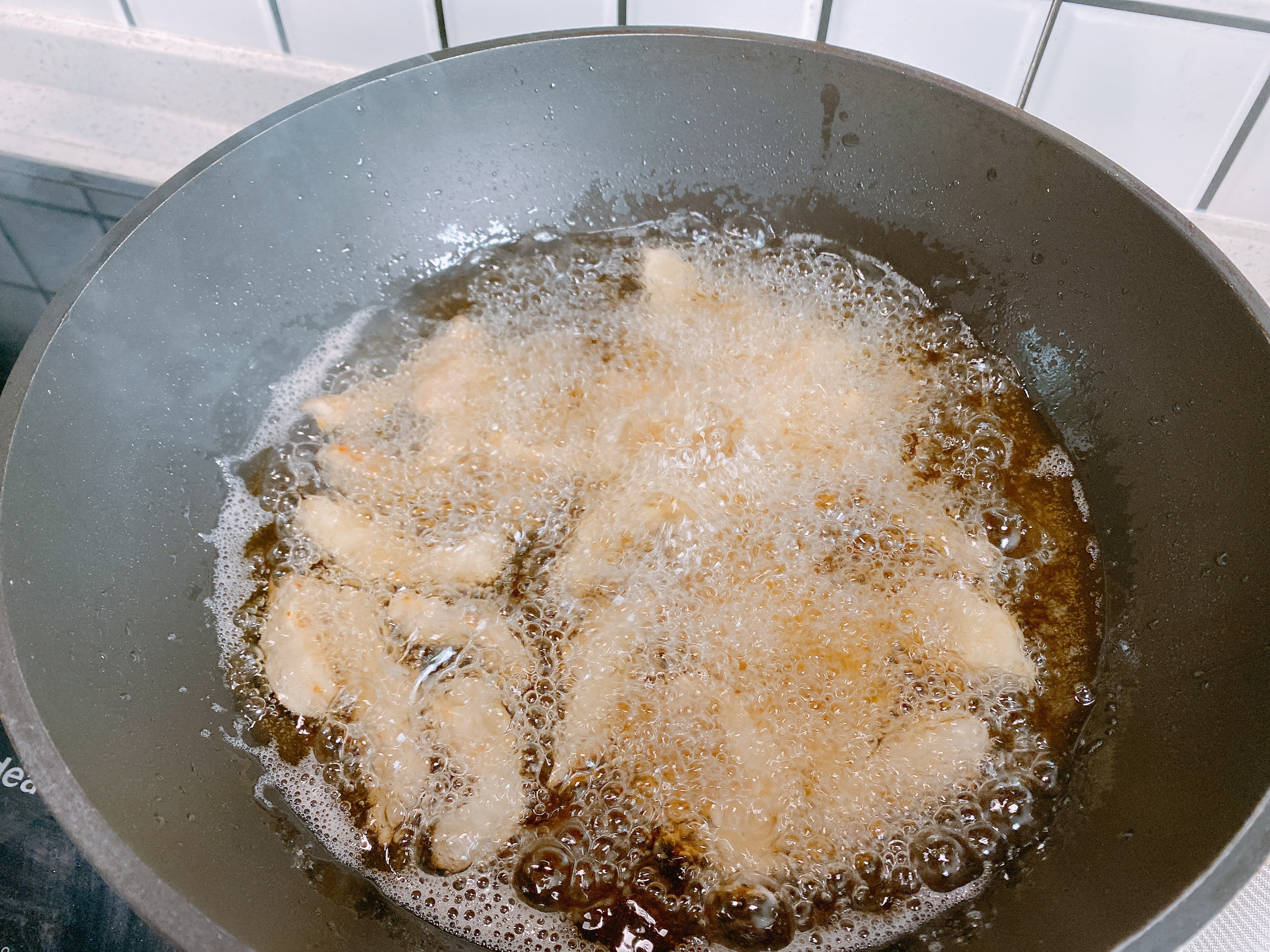 年夜飯必備糖醋里脊，萬能糖醋汁和掛糊技​​巧分享給你，酥脆不回軟