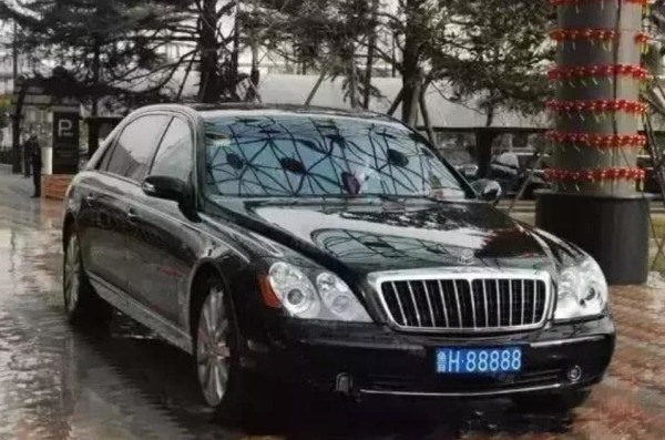 摇到“炸弹号”车牌，点击确定却突然断网，车管所：重新挑一个