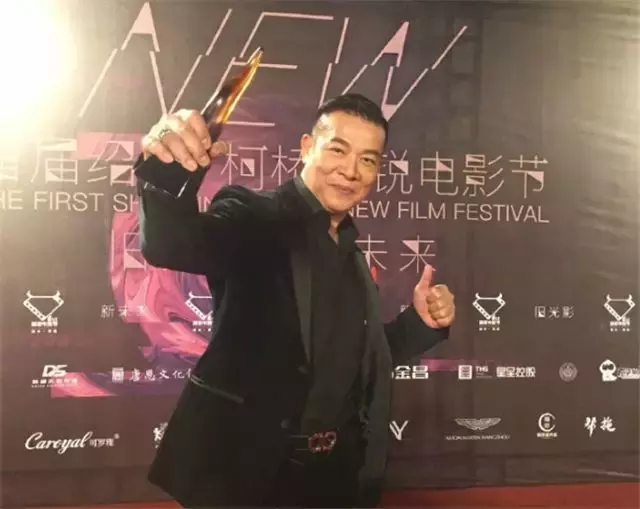 《龙在江湖》丧波,入行36年第一次拿奖,网友:好演员的春天来了
