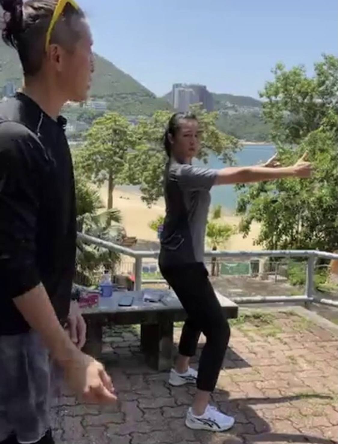 前TVB花旦直播失策露出肚腩，网友笑其幸福肥，老公意外出镜