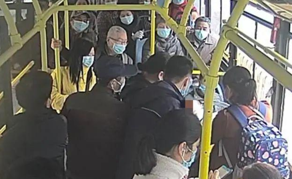 公交车行驶途中，公交车司机竟突然扔下一车乘客跑了，什么情况？
