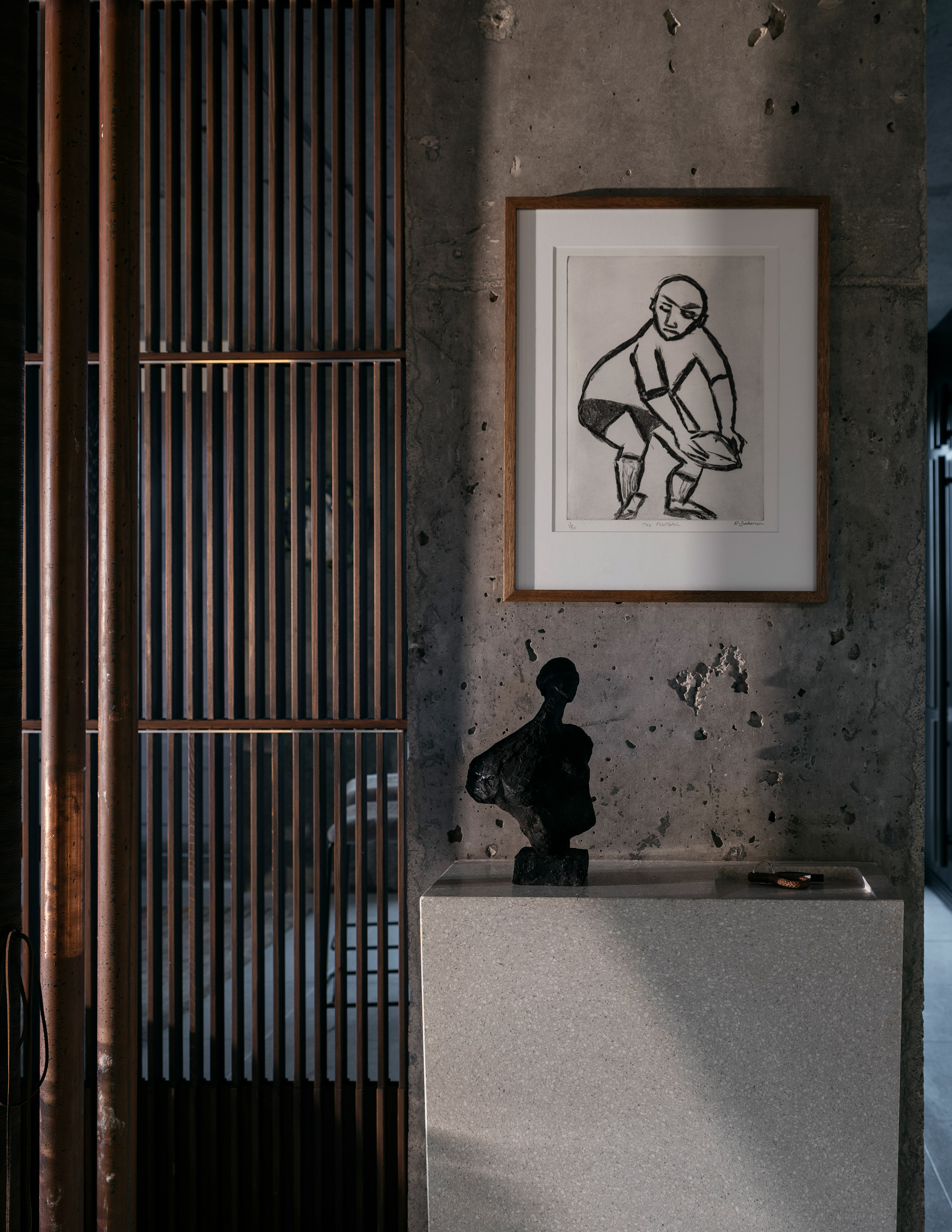暗黑色系80m²小公寓，客厅背景墙暗藏隐形床，餐厅吊灯可升降