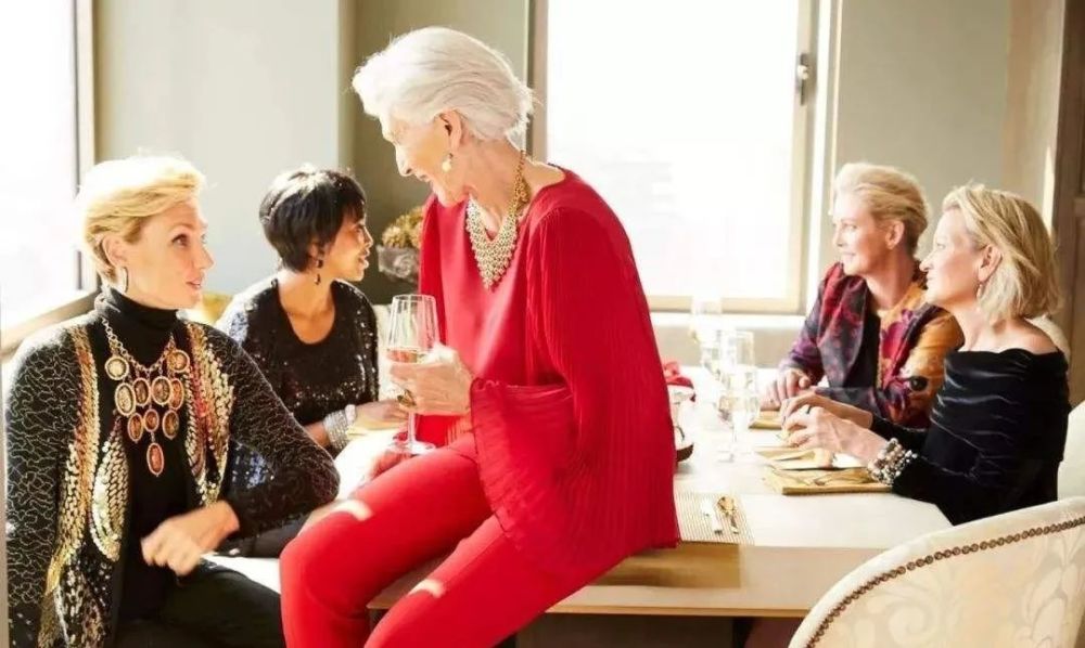 最赚钱的老年模特，被家暴9年，养大3个亿万富翁，儿子创立特斯拉