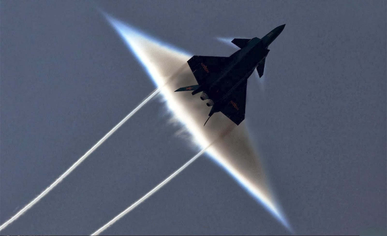 歼20飞不出音爆云，表明它不能超音速，不如美国F22？