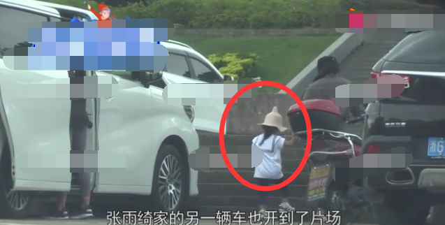 张雨绮横店与潘粤明拍戏，保姆带龙凤胎片场探