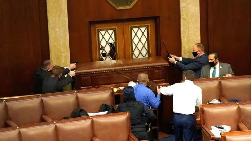 你以為特朗普是�戲精�？ 其實他是�導演�| 慢點�觀察