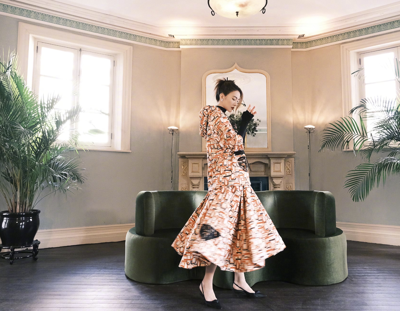 金晨桃粉连衣裙不见素日扁平感，气质冷艳，这