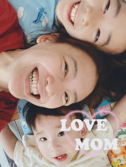 應采兒街邊玩手機被偶遇，穿短褲秀腿部肌肉線條，坐姿端正氣質好