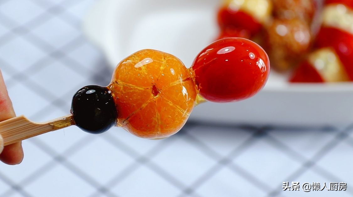 做糖葫蘆時，注意2點，做出來的糖葫蘆不黏牙，不粘手，不反沙