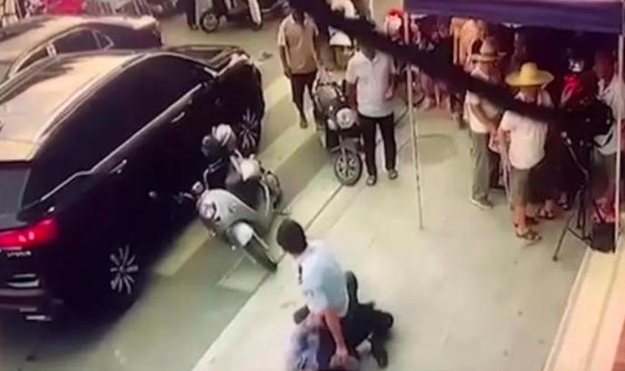 广西一民警当街与小偷搏斗，小偷数次用利器攻击，群众围观却无人帮忙