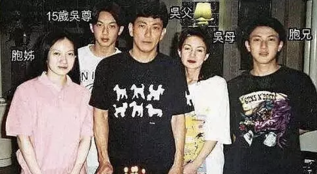 吴尊晒照为75岁爸爸庆生，十几口人同框人丁兴旺，可惜妈妈已离世